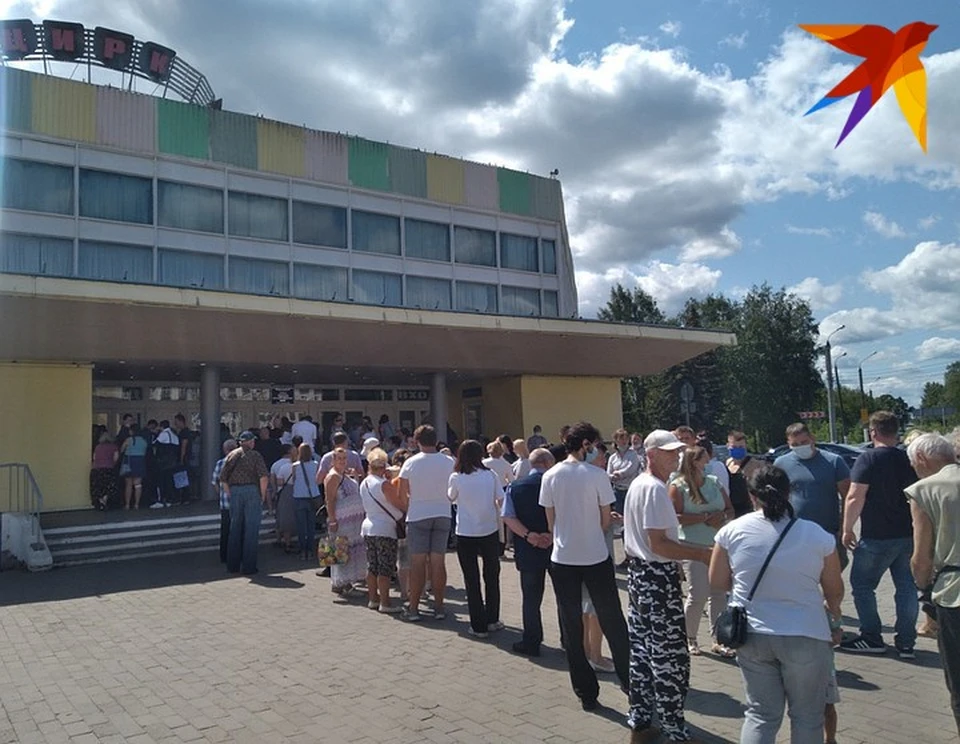 Вот такая огромная очередь у цирка в Твери из желающих сделать прививку стояла у цирка днём 20 июля.