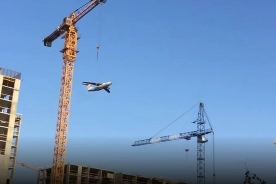 Самолет пролетел в нескольких метрах над домами Фото: скриншот с видео