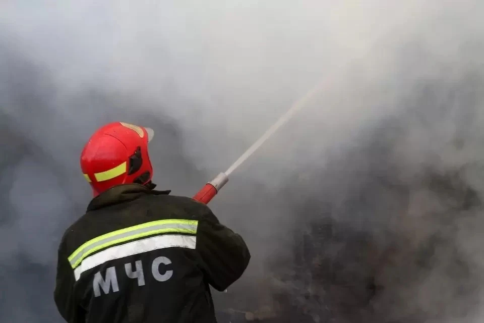 Огонь за считанные минуты охватил деревянную постройку.