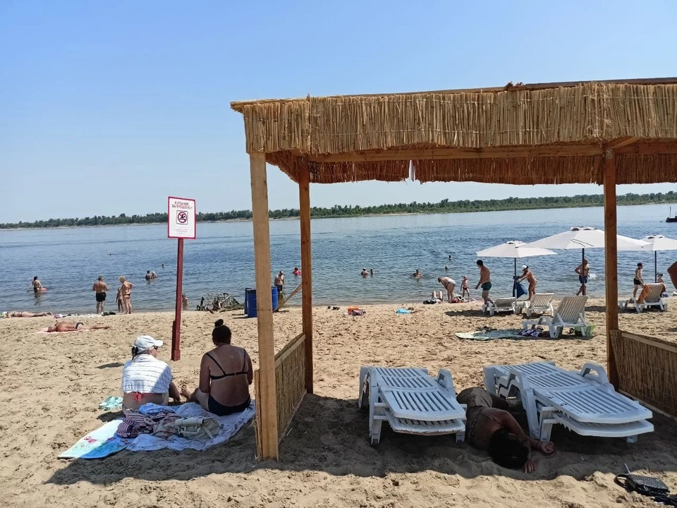 На пляже выставили таблички о том, что купание запрещено.