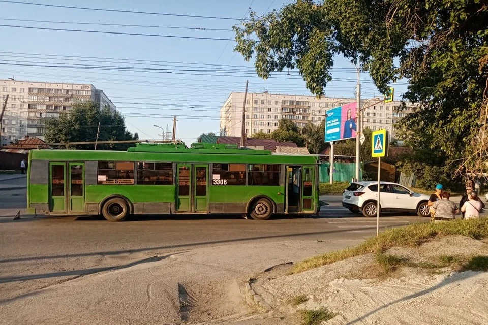 В Новосибирске, вечером 22 июля, троллейбус столкнулся с иномаркой. Фото: Госавтоинспекция по Новосибирску