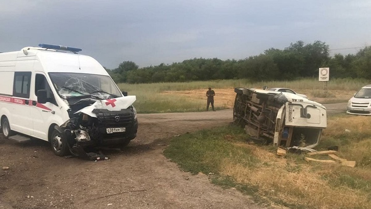 Под Волгоградом в жестком столкновении скорой и фургона пострадали 5  человек - KP.RU