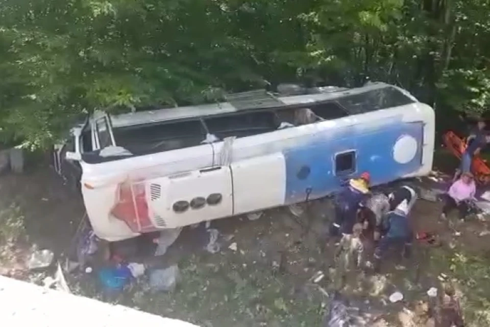 Автобус упал в кювет. Фото: ГУ МВД по Краснодарскому краю