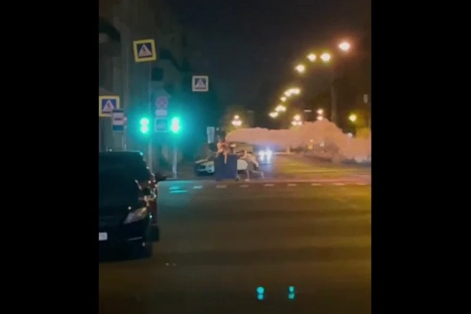 Трое парней катались по центру города на мусорном баке. Фото: vk.com/spb_today / Константин Андропов