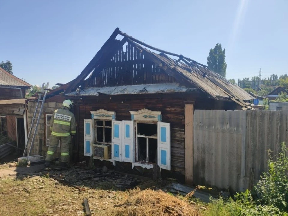 На пожаре в этом доме в Энгельсе пострадали четверо детей и их мать