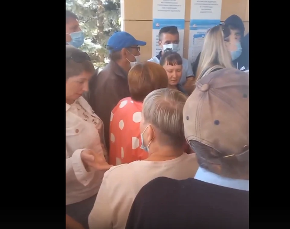 На видео, которое опубликовали в соцсетях, видно, как люди даже не соблюдают очередность, просто стенкой пытаются прорваться в здание по своим вопросам.