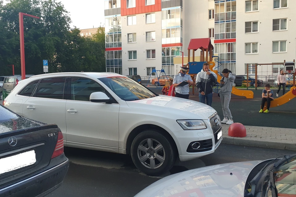 Ребенок выбежал под колеса иномарки из-за припаркованных машин Фото: отделение пропаганды ГИБДД по Екатеринбургу