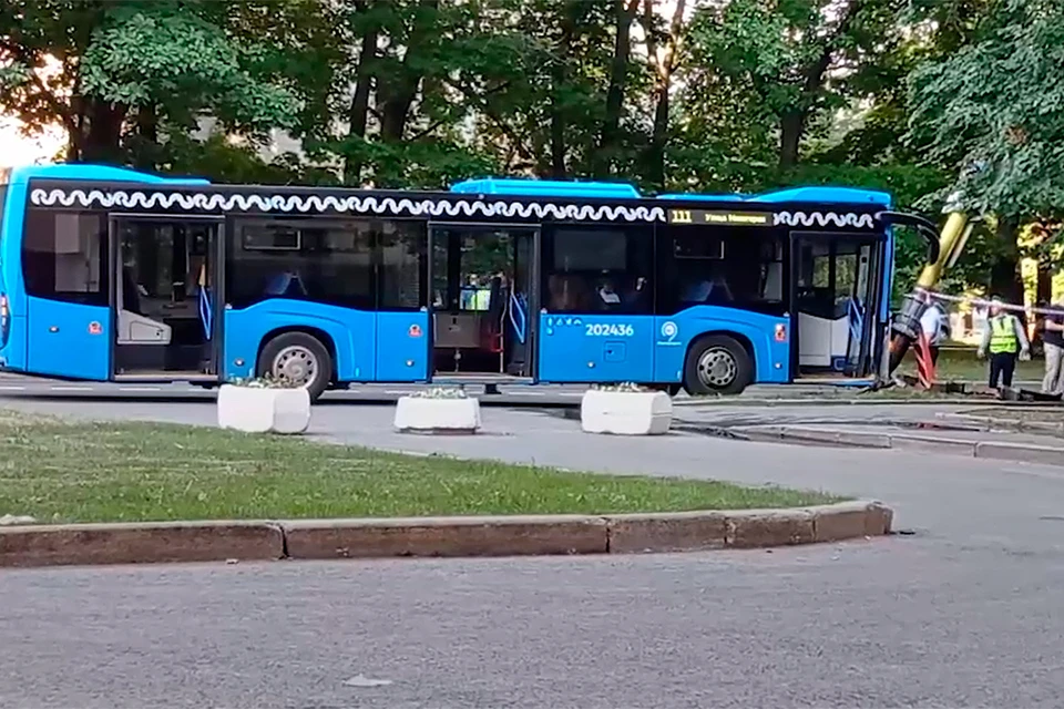 Водитель врезавшегося в столб автобуса - в больнице в тяжелом состоянии.