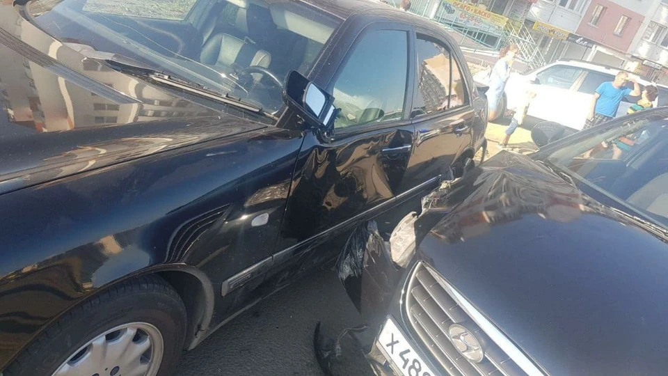 Женщина врезалась в припаркованное авто и отправила пешехода в больницу