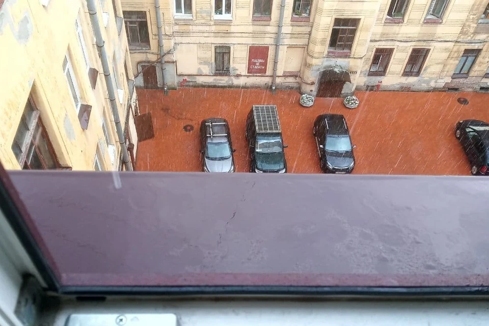 Ливень обрушился на Петербург.