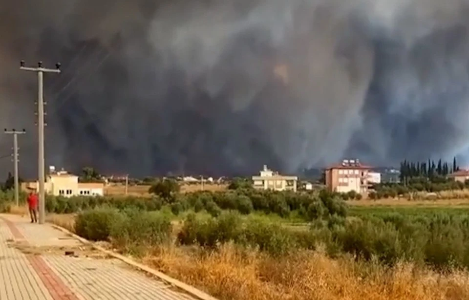 При крупном пожаре в Анталье пострадали 53 человека Фото: кадр из видео