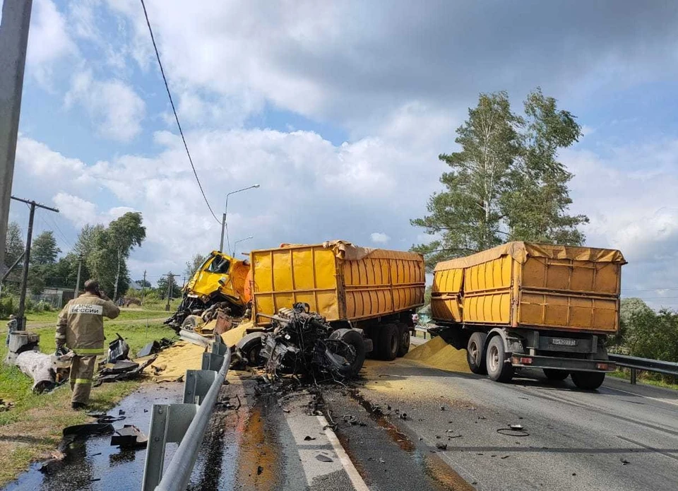 Два водителя ранены в ДТП бензовоза и грузовика MAN под Смоленском. Фото: паблик "Подслушано Смоленск" ВКонтакте.