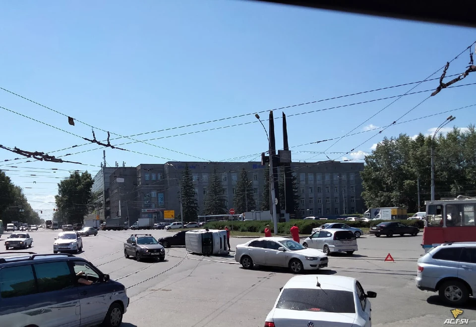 Кадры с места ДТП выложили очевидцы. Фото: «АСТ-54»