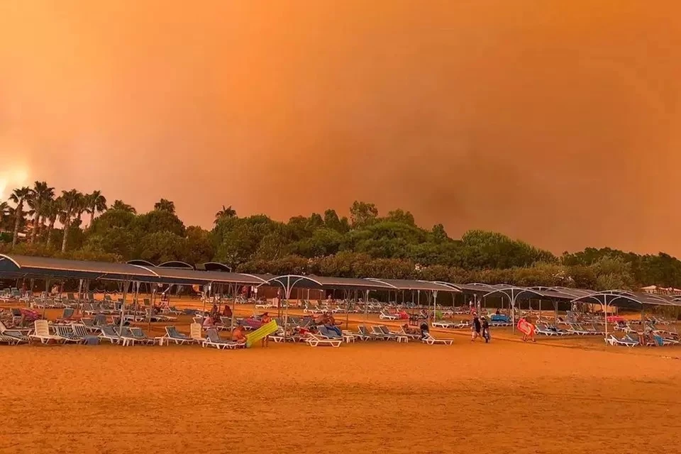 Российские туристы в горящей Турции: «Горячо уже даже стоять». ФОТО: Instagram