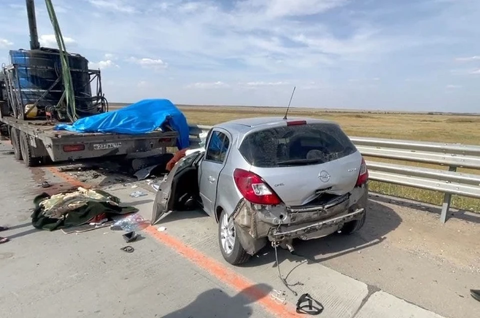 На месте аварии работают полицейские.