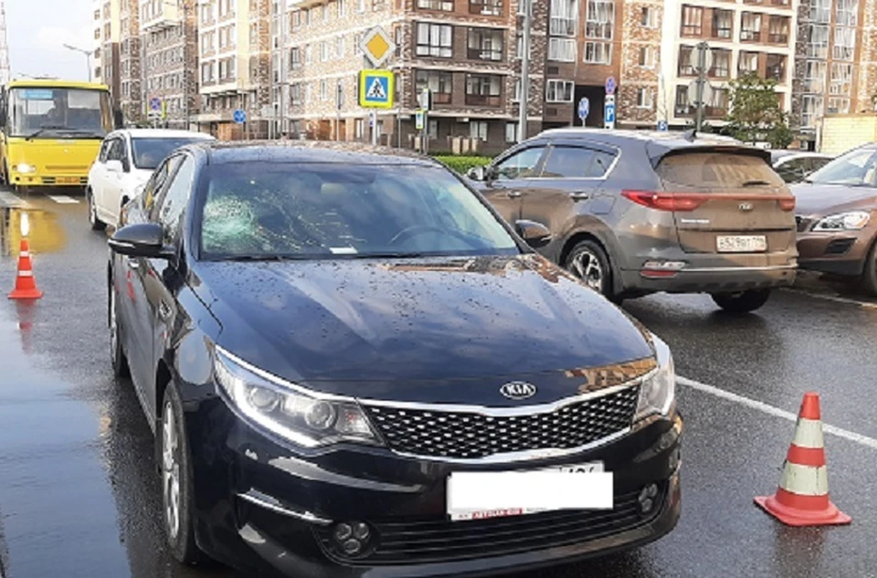 Пешеходам, прежде чем переходить дорогу нужно убедиться в безопасности, даже если они переходят по пешеходному переходу, это поможет исключить наезды и получения травм в результате ДТП. Фото: УГИБДД по Екатеринбургу