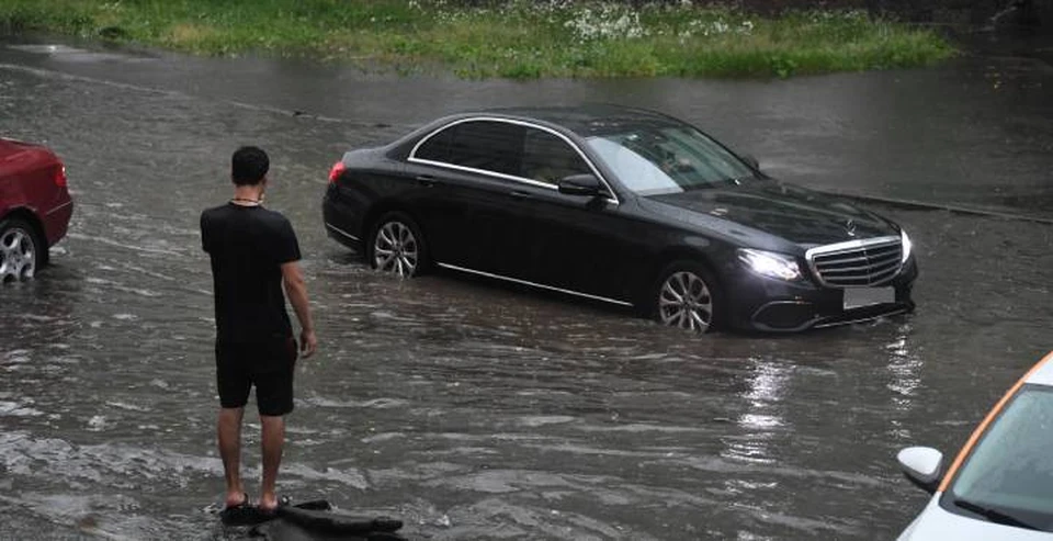 Дожди традиционно превращают многие улицы Воронежа в мини-Венецию.