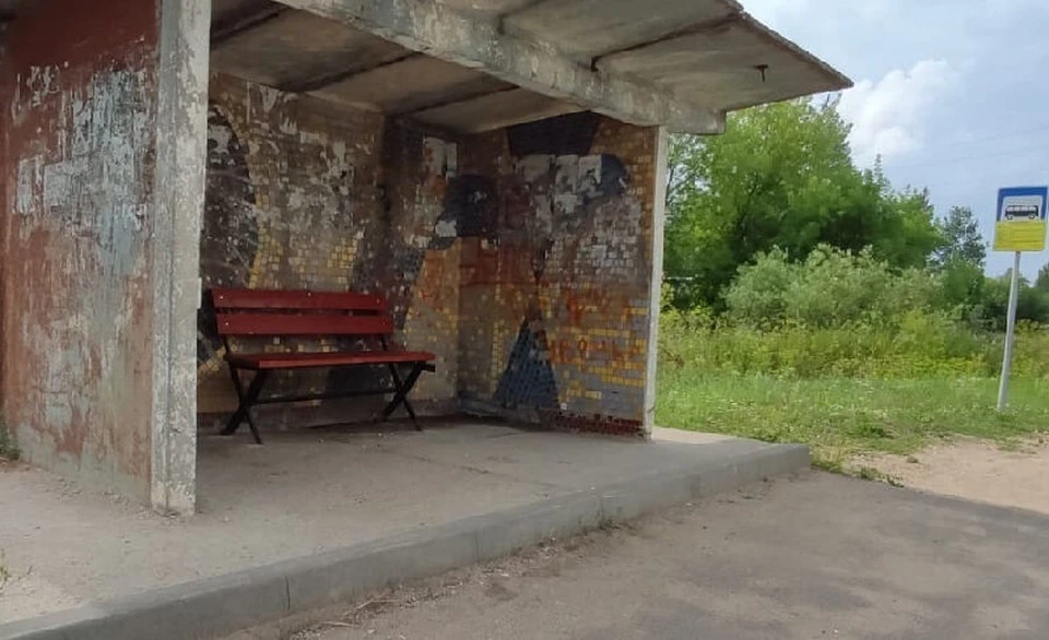 Лавку на остановке в Рославле установили после жалоб смолян. Фото: пресс-служба администрации Рославльского района.