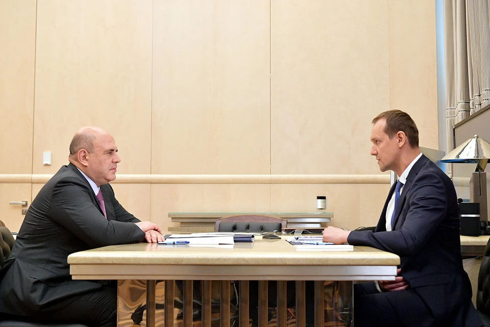 Премьер-министр РФ Михаил Мишустин и руководитель Федеральной службы государственной регистрации, кадастра и картографии (Росреестр) Олег Скуфинский. Фото: Александр Астафьев/POOL/ТАСС