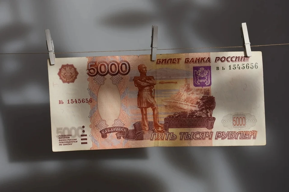 Астраханка получила в подарок фальшивую купюру и чуть не угодила в тюрьму