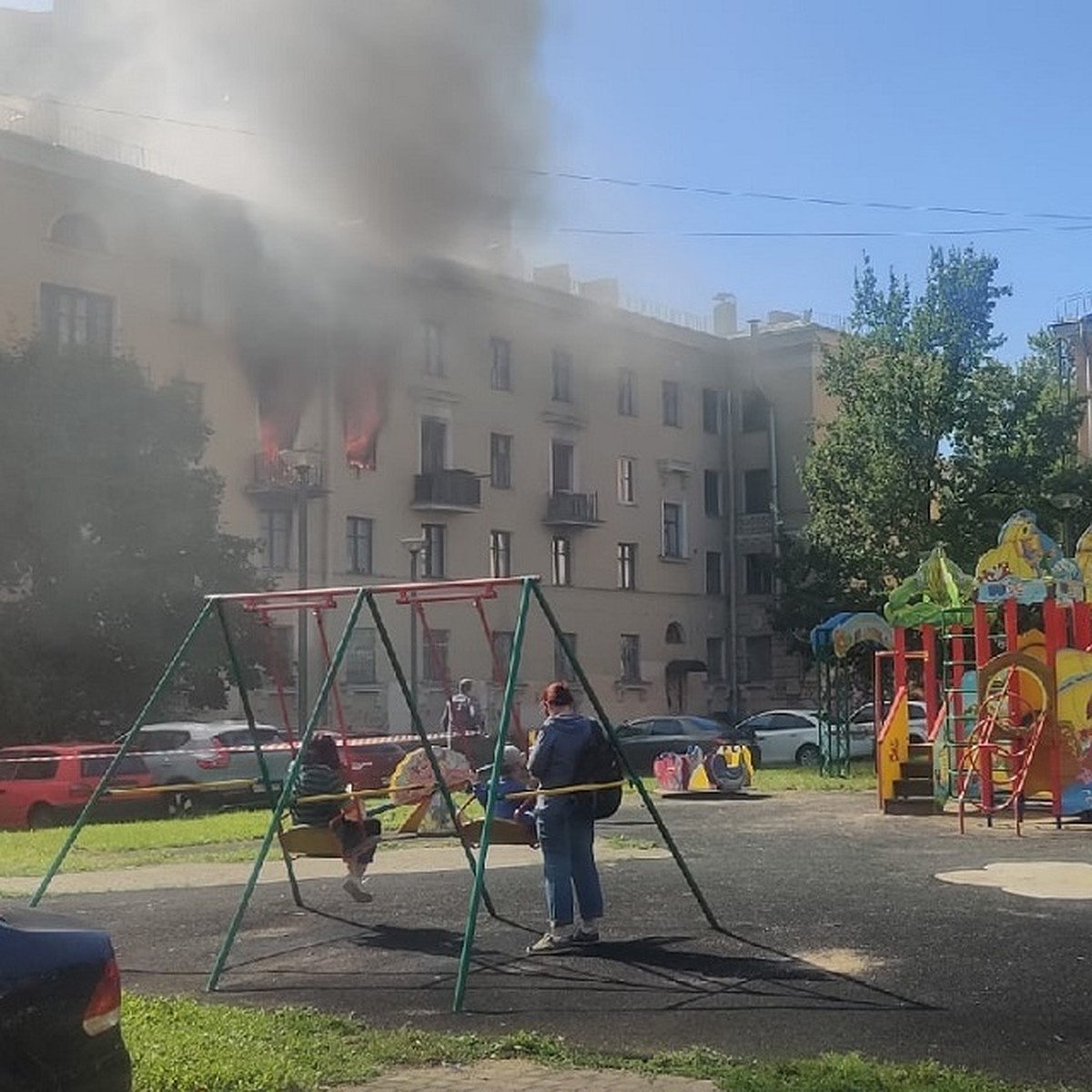 Да все в порядке, дом горит, вы качайтесь, качайтесь: петербуржцев умилили  дети, смотревшие на пожар на проспекте Стачек - KP.RU