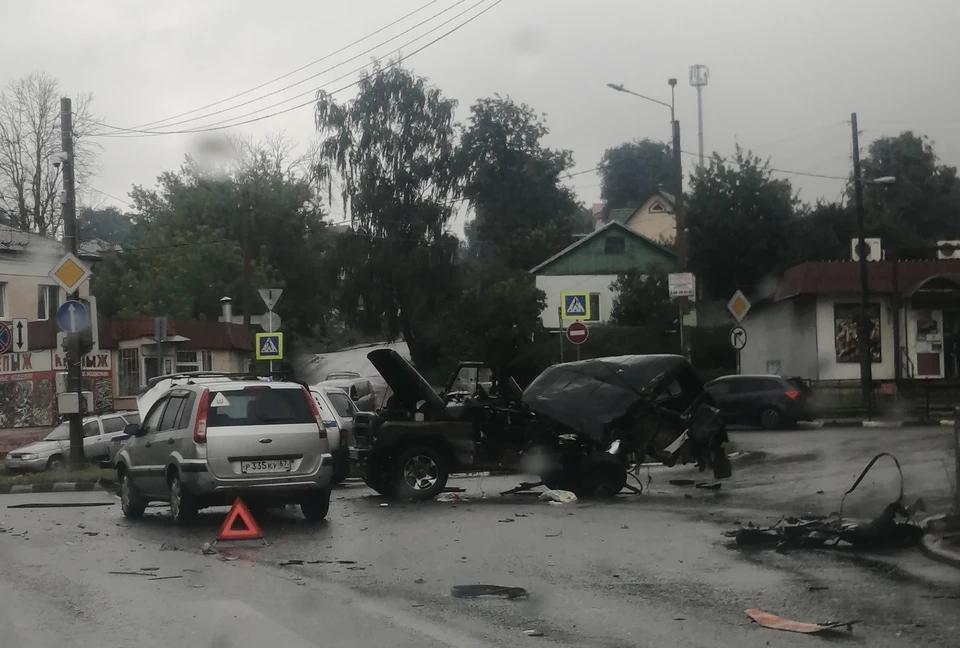 Автомобиль Ford попал в массовое ДТП В Смоленске. Фото: паблик "Подслушано Смоленск" ВКонтакте.
