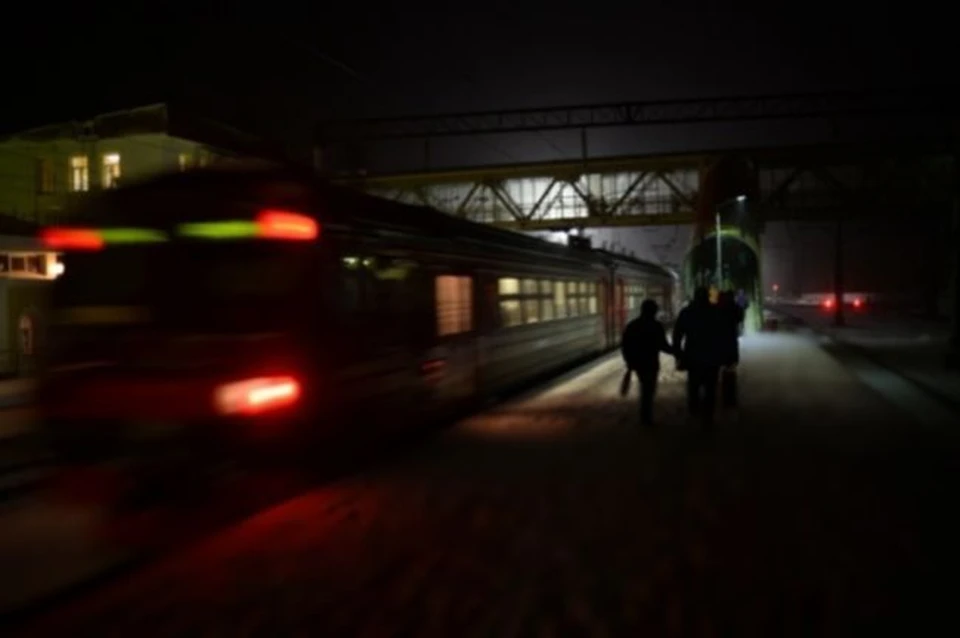В Новосибирске мужчина попал под поезд между платформами Гагаринская и Плехановская.