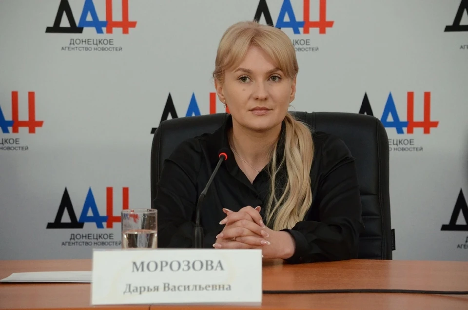На брифинге в Донецке Морозова рассказала, как была свидетельницей эксгумации тел, найденных в районах, освобожденных от ВСУ
