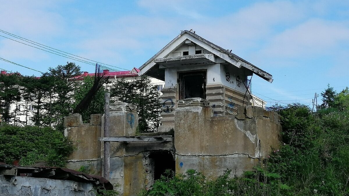 Японский хуанден на Сахалине превратили в курятник - KP.RU