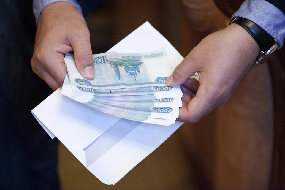 По ходатайству следственного органа судом наложен арест на автомашину обвиняемого.