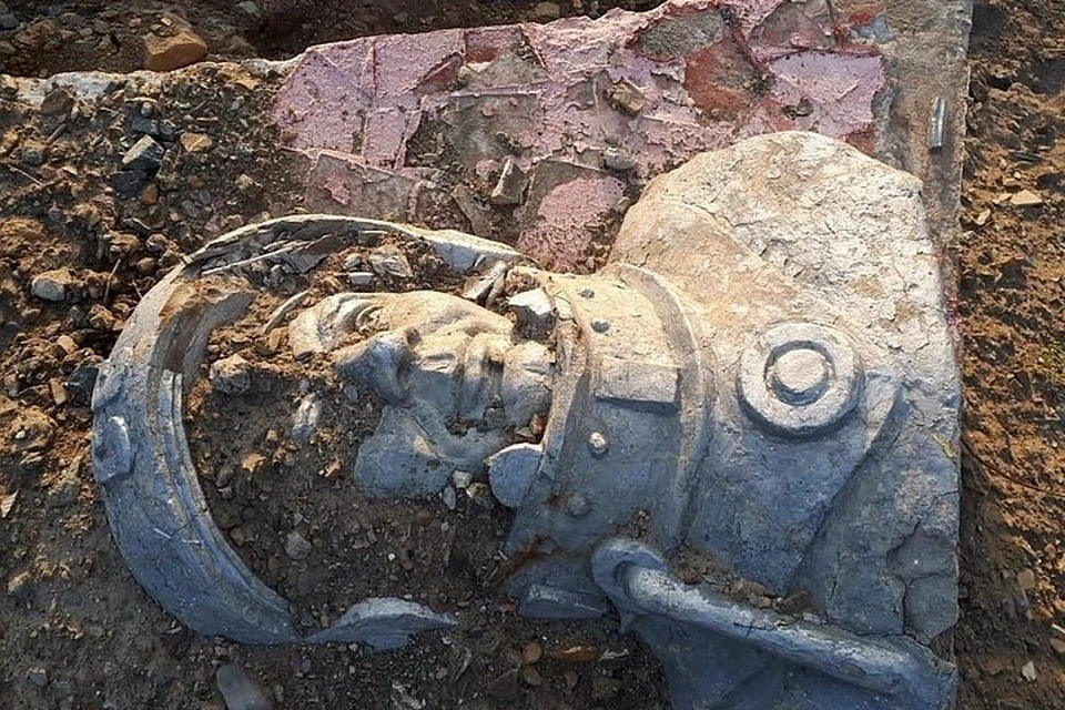 Обломки монумента безжалостно выкинули на берег моря. Источник: Instagram @glubinka_rossii