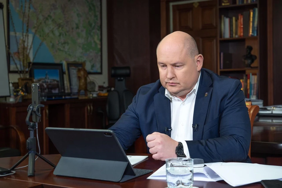 Прямой эфир транслировался в социальных сетях ВКонтакте, Инстаграм и Одноклассники. За час губернатор ответил более чем на 40 вопросов жителей города