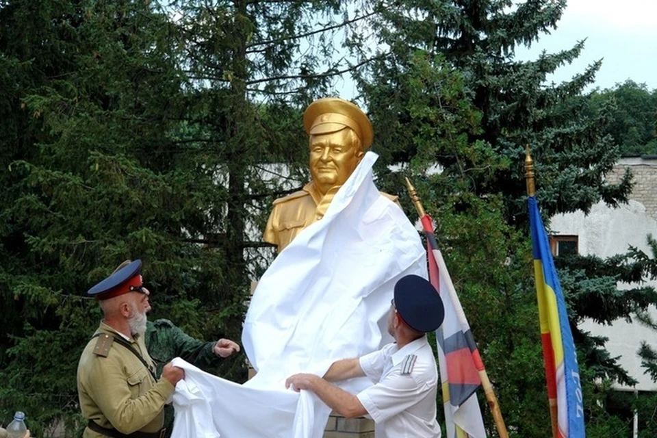 На открытии бюста Александра Бабичева. Фото: АГ Красный Луч