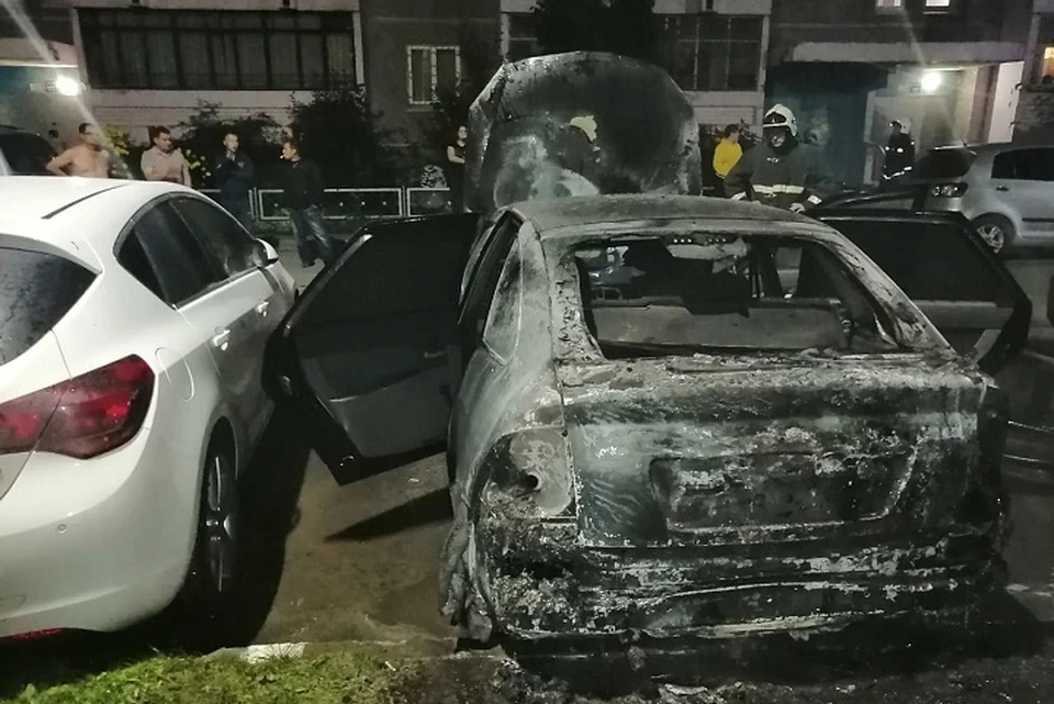 Машины сгорели на одной улице, но в разное время Фото: ГУ МЧС по Свердловской области