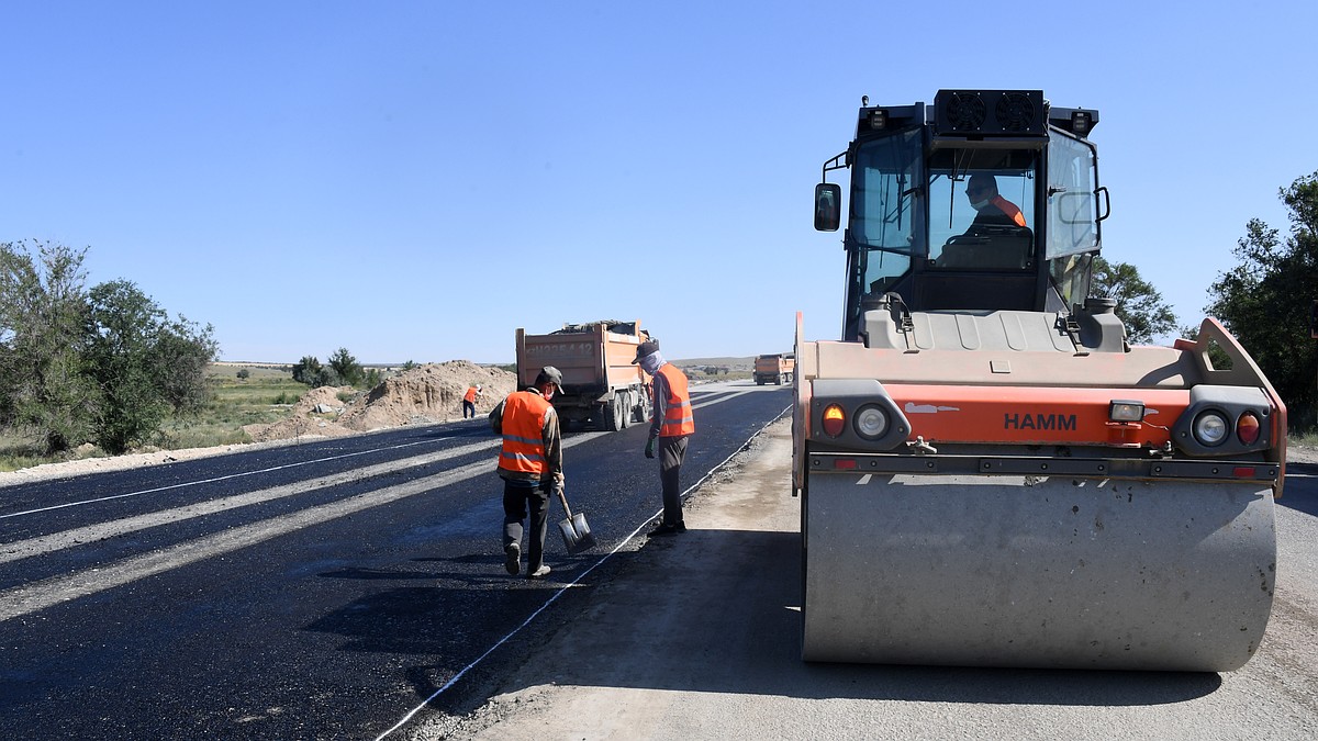 Олар қалың топта арық қызды сиқтырды