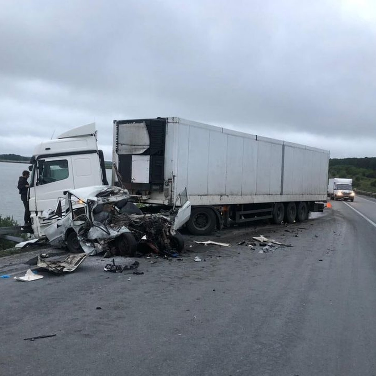 Видео страшной аварии под Искитимом, унесшей жизнь 30-летнего водителя,  появилось в соцсетях - KP.RU