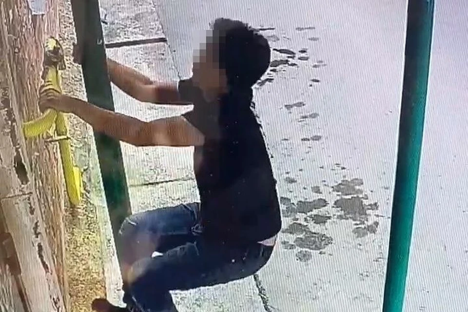 Парень хотел попасть подъезд, но у него не получилось. Фото: Новосибирская служба эвакуации «АСТ-54».