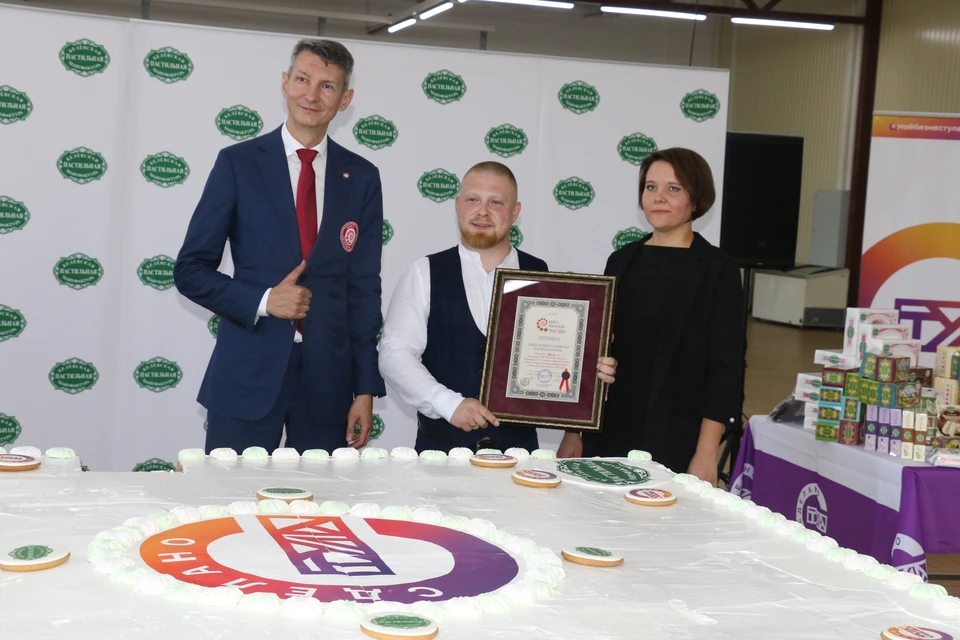 Станислав Коненко, Дмитрий Белоконь и заместитель министра промышленности и торговли Тульской области Елена Бушманова с сертификатом «Книги рекордов России».