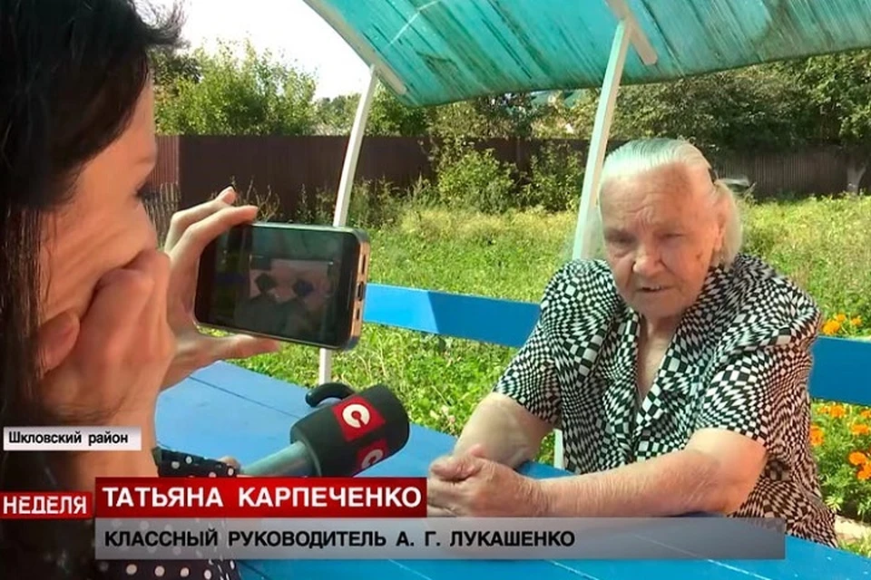 Лукашенко учительницу. Лукашенко восстановил учительницу. лукашенко учительница и доска.