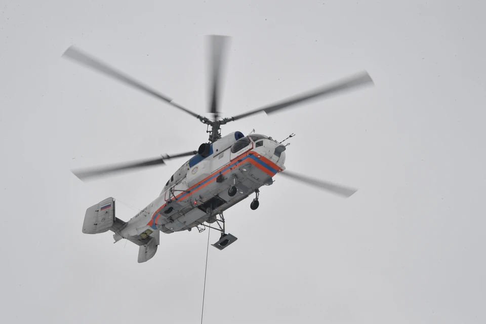 Вертолет должен быть оборудован водяным насосом и лыжами для посадки на снег