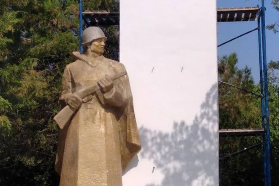 Памятник воинам 51-й Армии в селе Клепинино был установлен в 1972 году