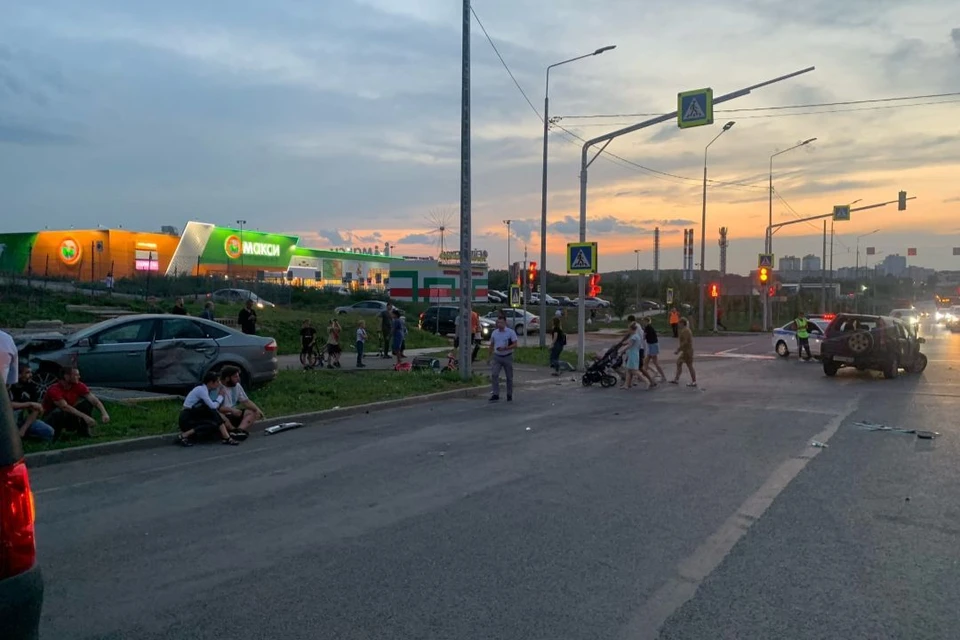 На регулируемом перекрестке улиц Ивана Попова и Чистопрудненской произошло столкновение двух автомобилей. Фото: vk.com/gibdd43