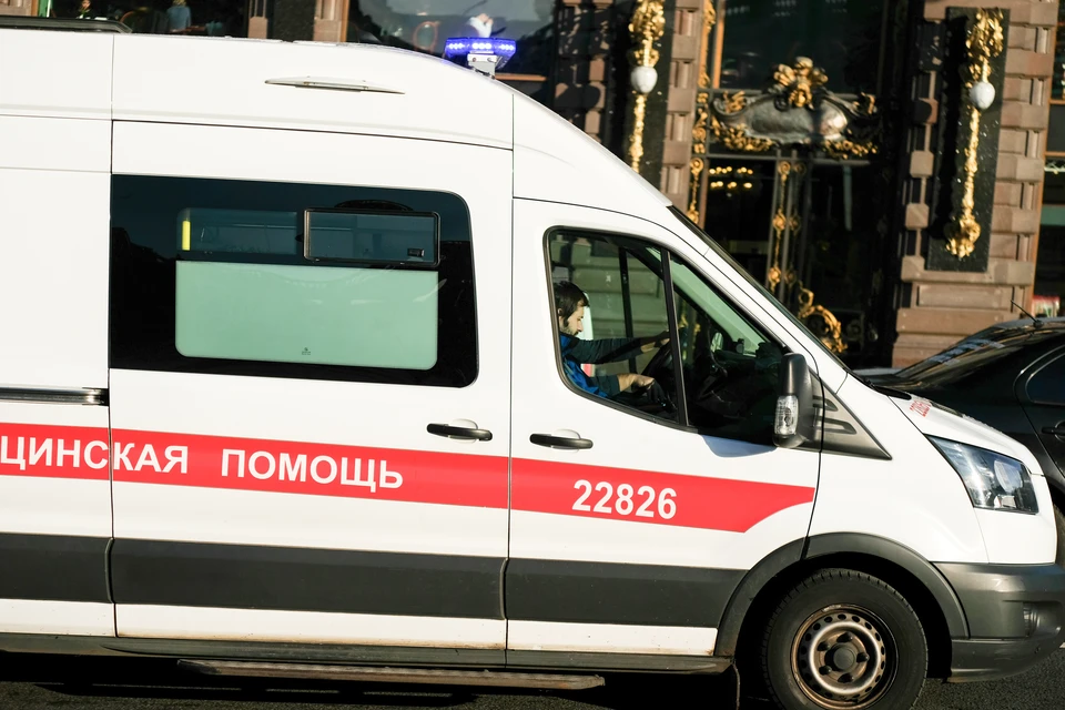 14-летнюю девочку увезли на скорой с Думской улицы.