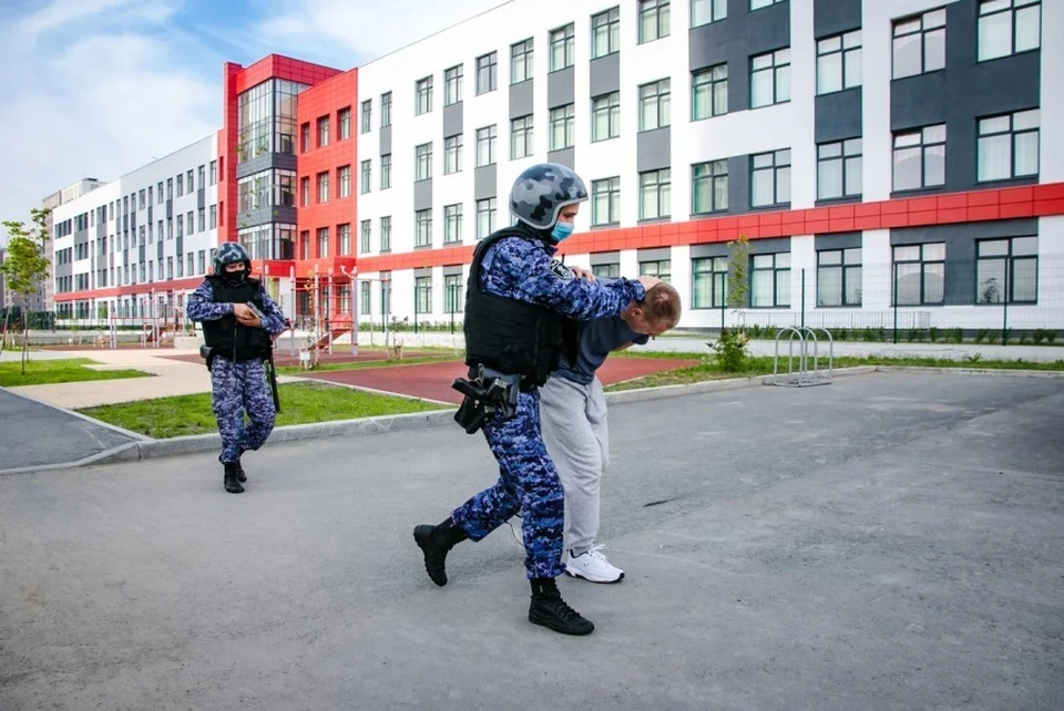 Сотрудники Росгвардии провели учения по задержанию злоумышленника в школе/Фото: Алина Шешеня, пресс-служба Администрации Екатеринбурга