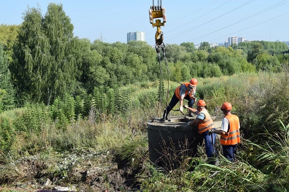 Пока коммунальщики устраняют последствия аварии, жителям района организовали подвоз воды. Фото: ulmeria.ru