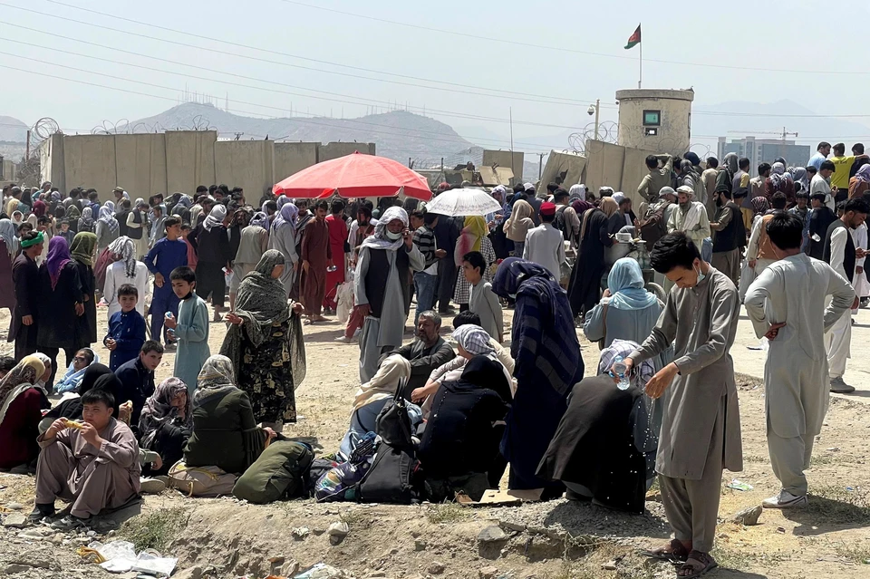 Неделю назад аэропорт Кабула превратился в ад наяву - афганцы пытаются бежать от талибов.