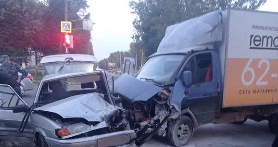 В Смоленске автомобиль Lada попал в страшное ДТП на улице Бабушкина. Фото: «ДПС/ДТП/ЧП 67» в соцсетях.