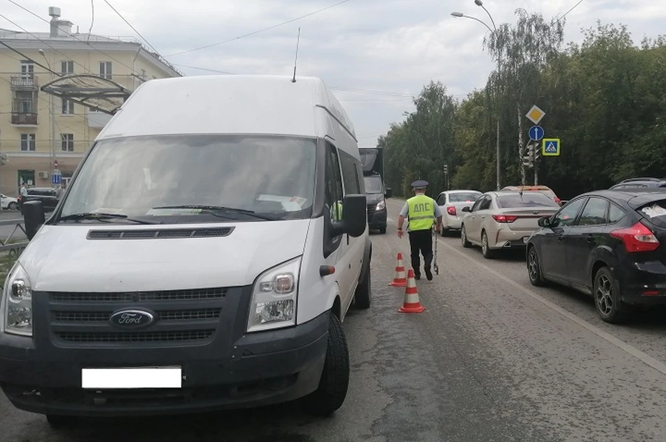 За рулем Ford Transit был 61-летний мужчина со стажем вождения 42 года. Фото: отделение пропаганды ГИБДД Екатеринбурга