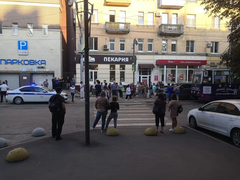 Машина перекрыла движение трамваев в центре Саратова на полтора часа