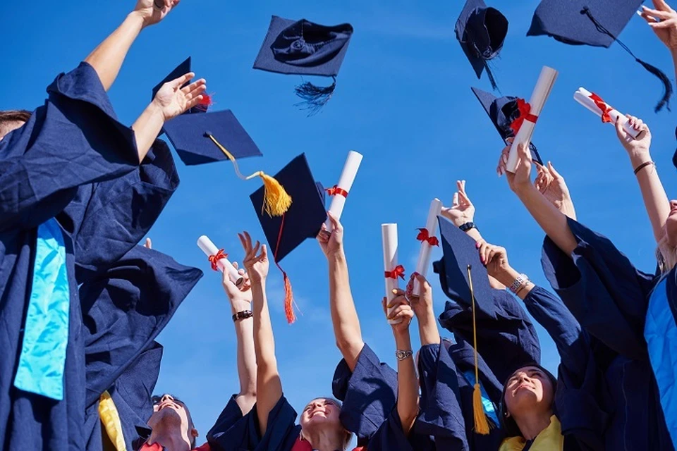 Казахстанцы имеют возможность бесплатно получить высшее образование за рубежом по программам бакалавриата, магистратуры, докторантуры и резидентуры.